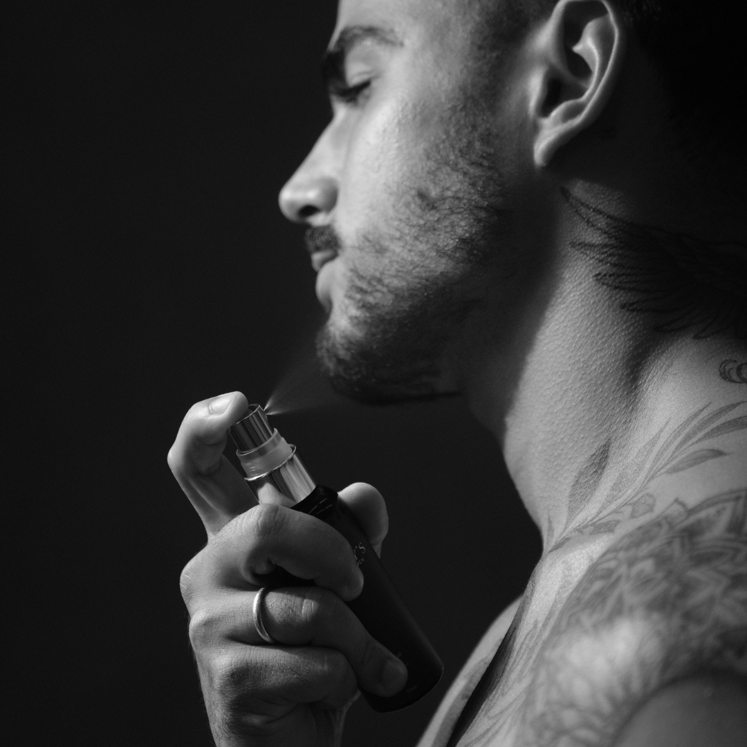 Homem aplicando o tônico Fórmula X da Mey's na barba