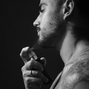 Homem aplicando o tônico Fórmula X da Mey's na barba