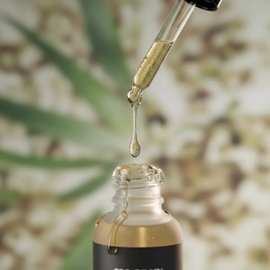 Conta-gotas do sérum Fórmula Y da Mey's com gota do produto