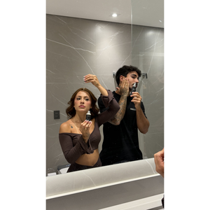 Casal usando os produtos Fórmula X e Fórmula Y da Mey's